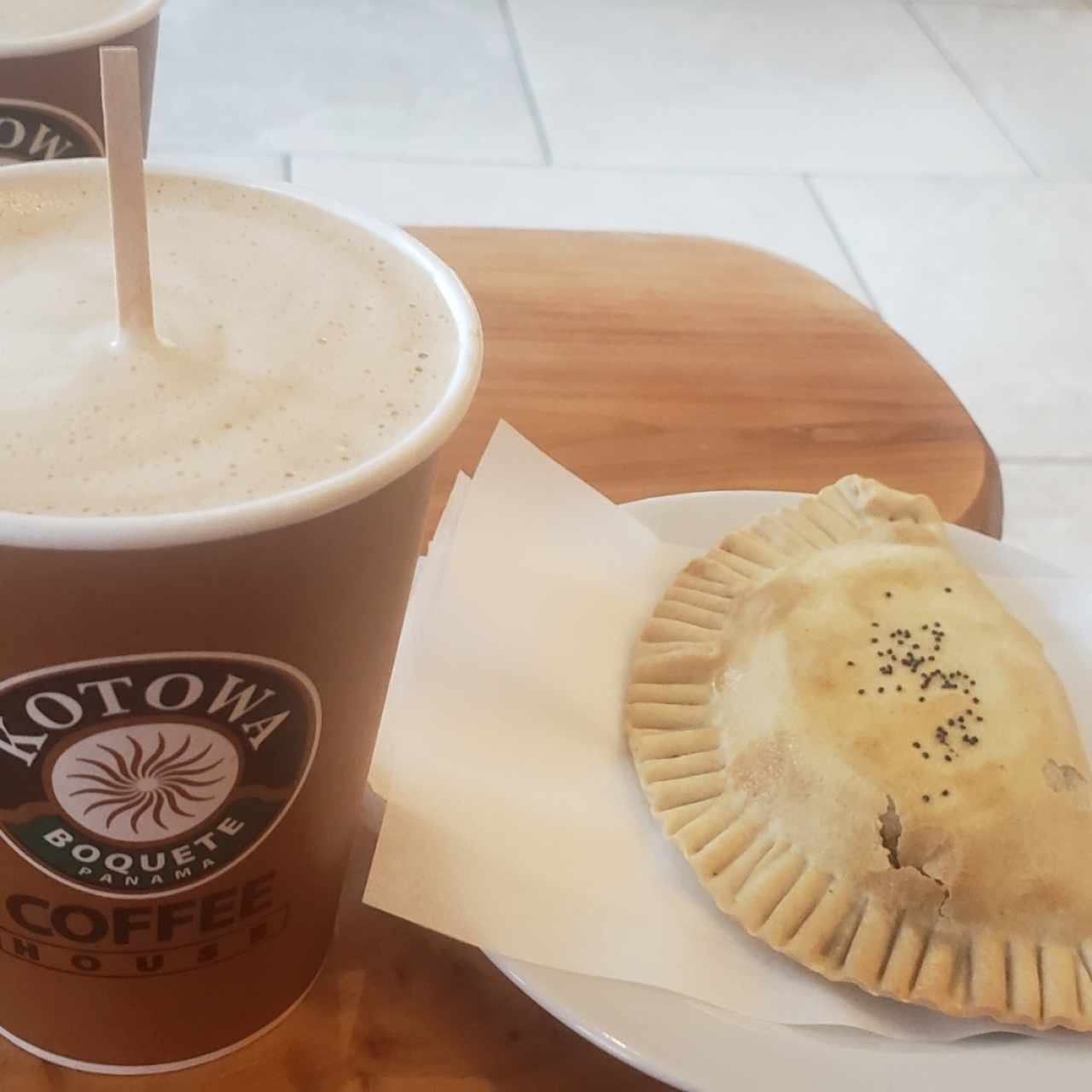 café avellana con empanada de carne encebollada