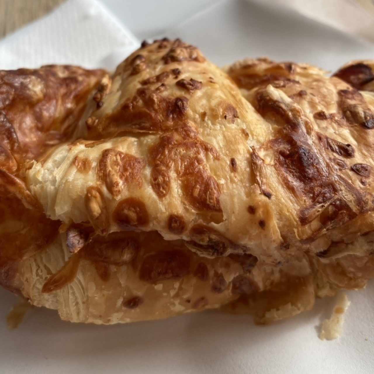 Croissant de jamón y queso