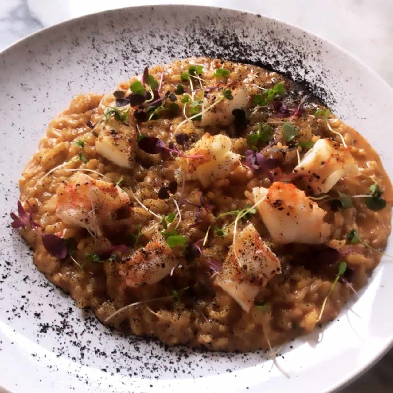 arroz cremoso de langostino aroma de limon  azafran coral y ceniza de cebollas  