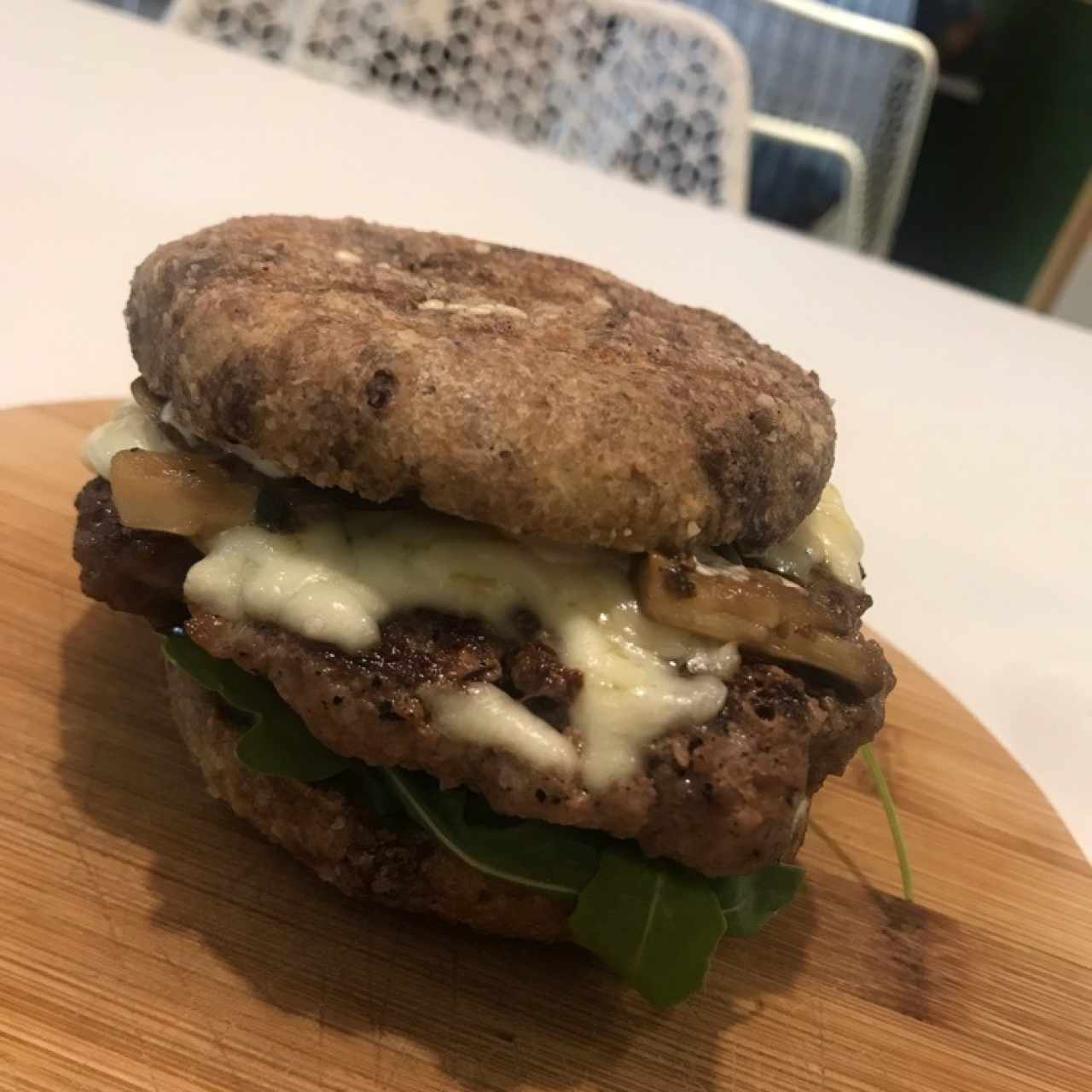 Royal Burger  de Carne con Pan de almendras 