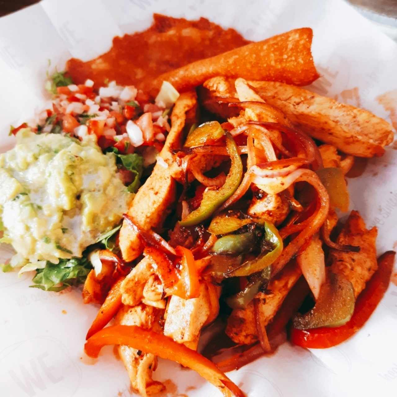 Pollo saltado con vegetales con guacamole y pico de gallo