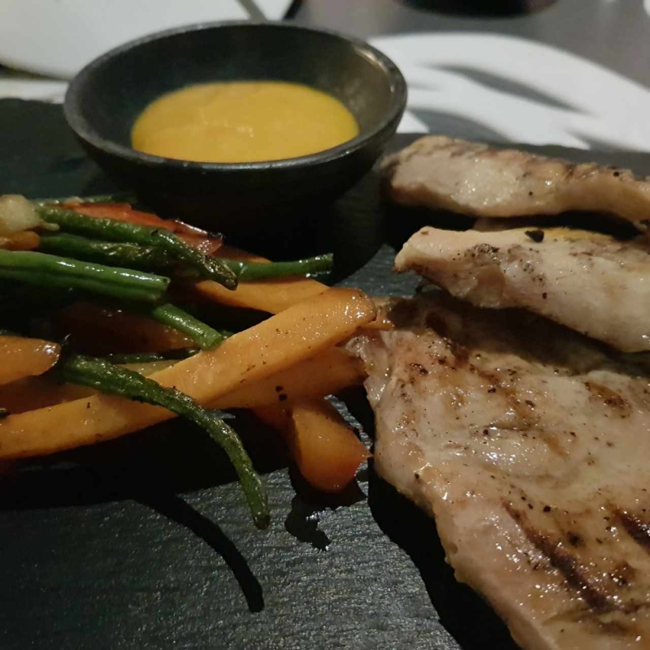 Okinawa chiken, pollo, ají amarillo y vegetales