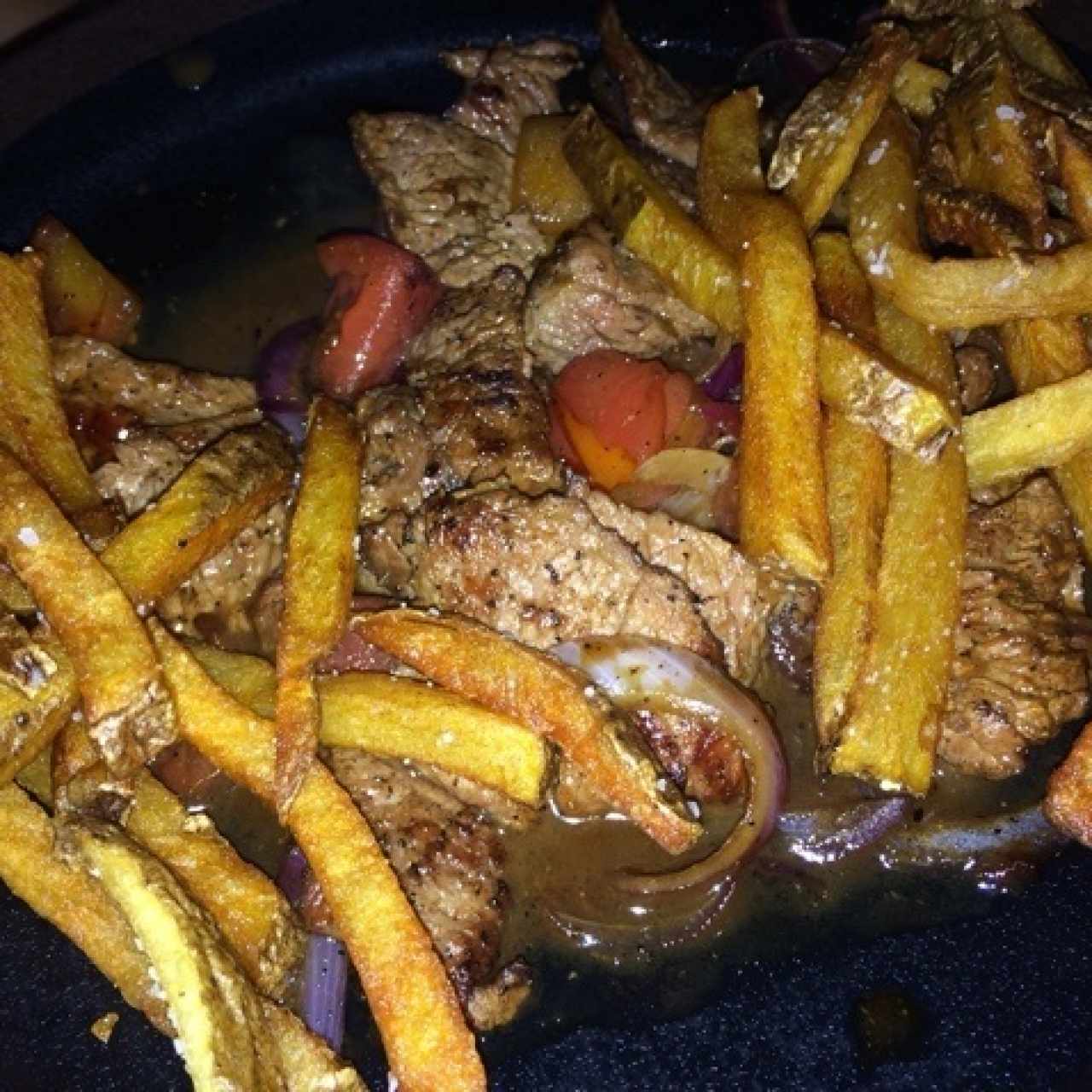 lomo salteado con papas fritas