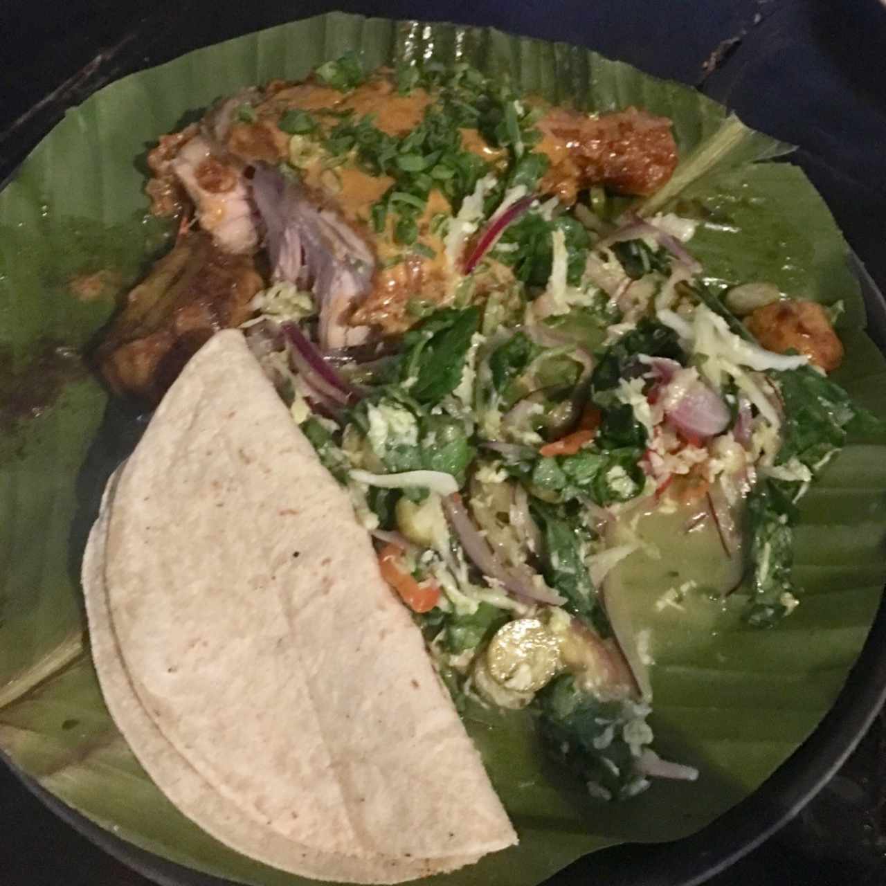 pollo c salsa búfalo caribeña, acompañado de ensalada, plàtano maduro y tortillas