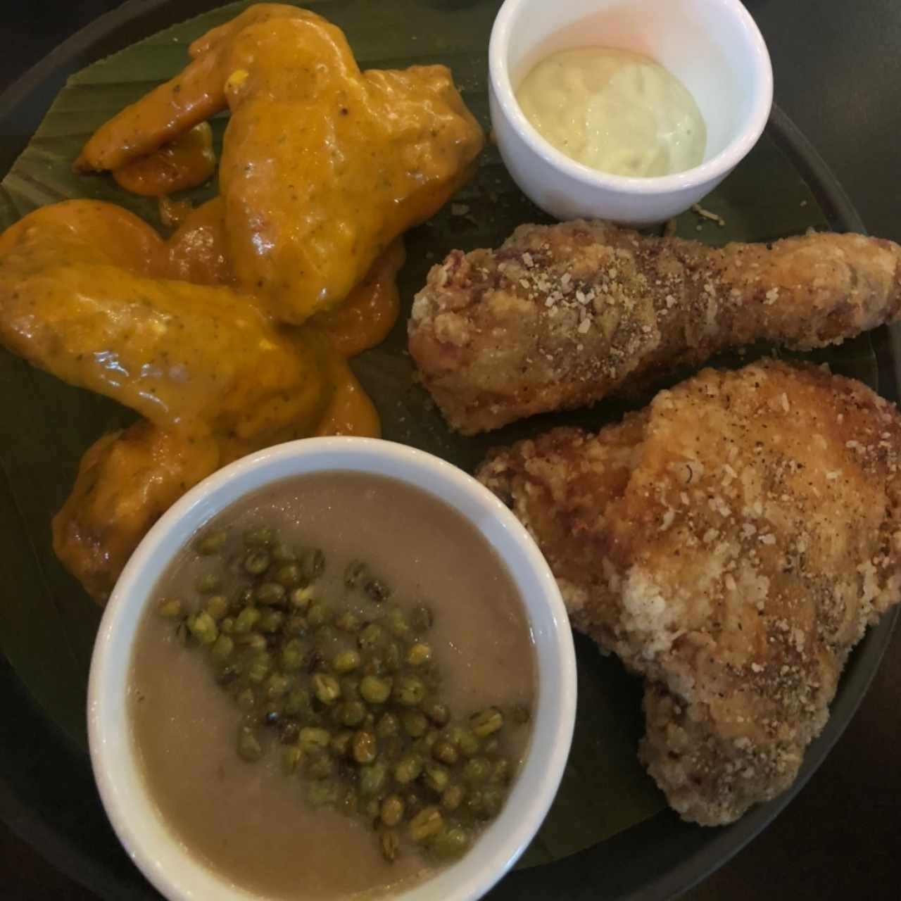 pollo frito con alitas bañadas