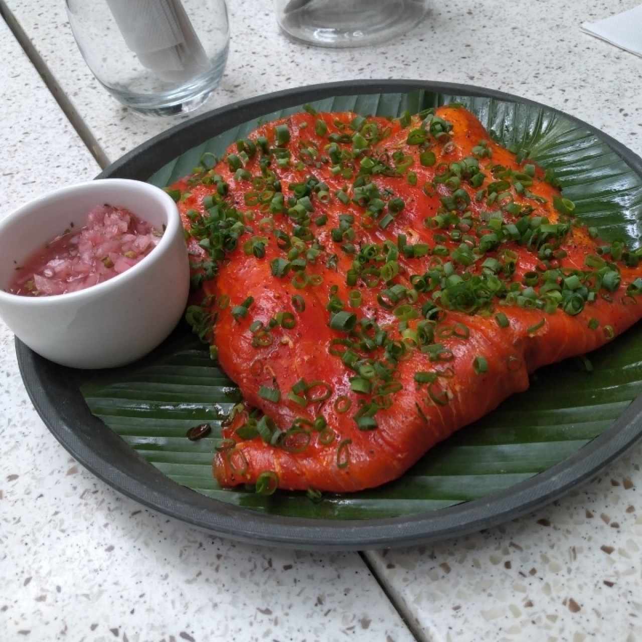 Yuca tostada de carpaccio de atún con cebiche de cebollas 