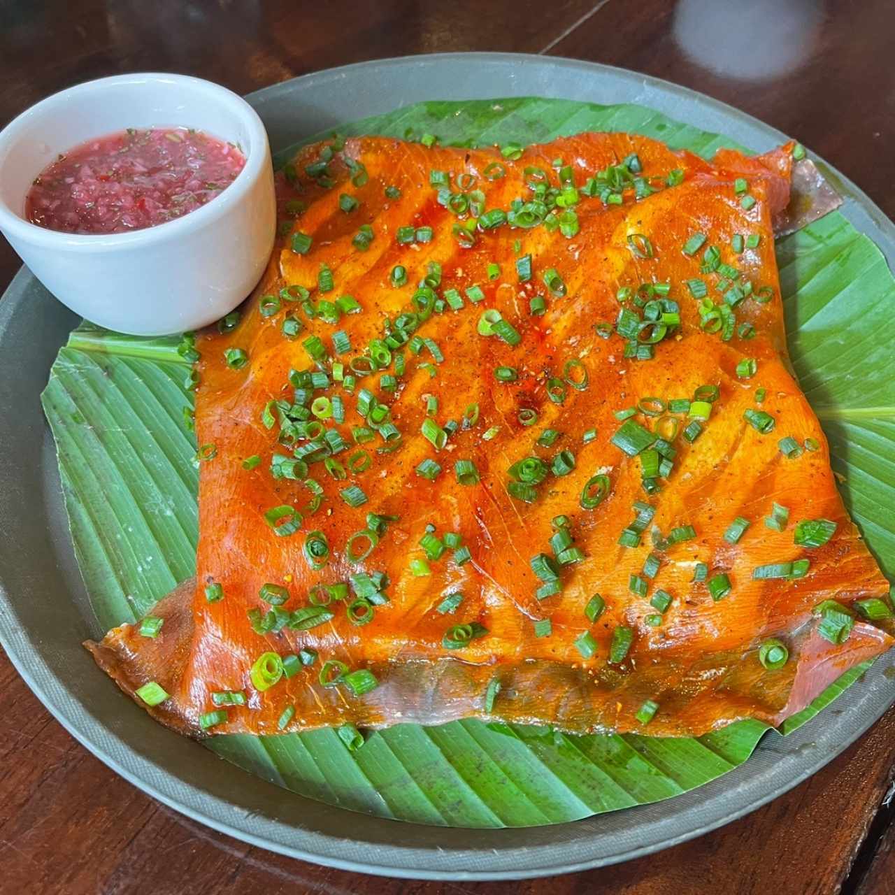 Yuca tostada con carpaccio de atún