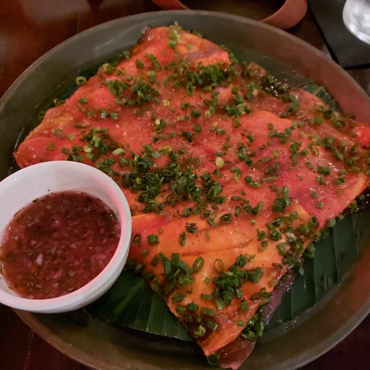 Yuca tostada con carpaccio de atún. 