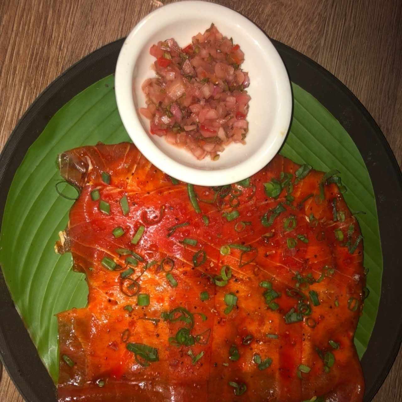 yuca tostada con carpaccio de atun y ceviche de cebolla 