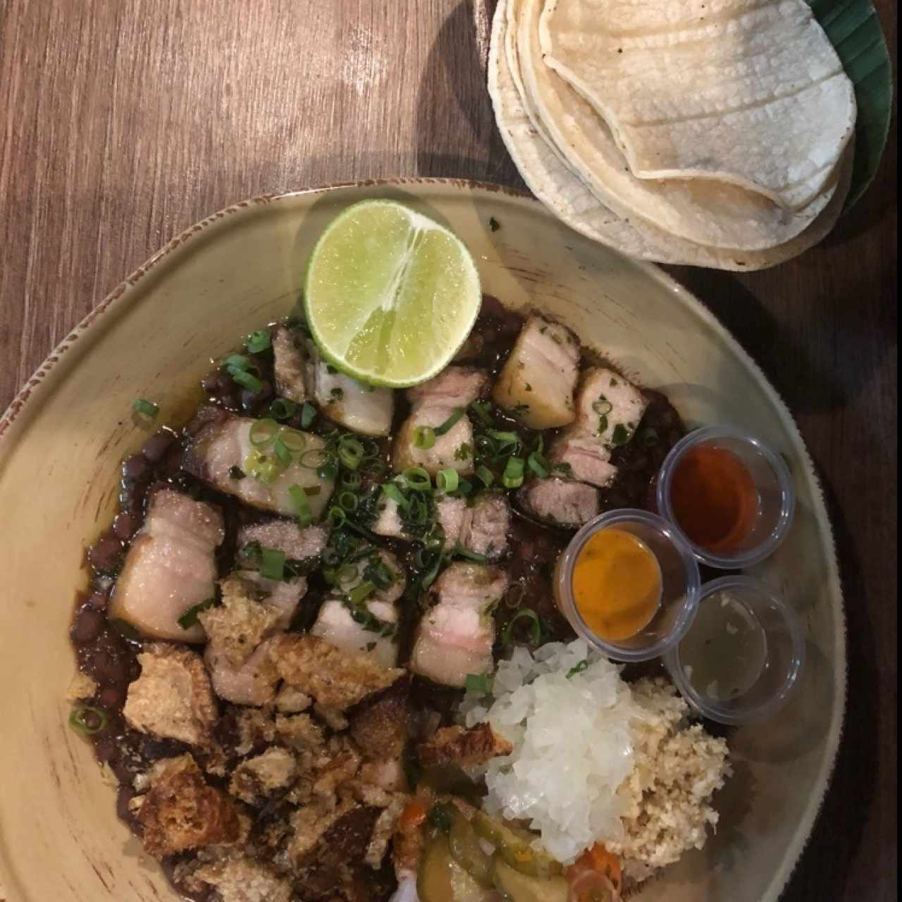 taco de cerdo y chicharron, con frijolitos sexies y pura pifia