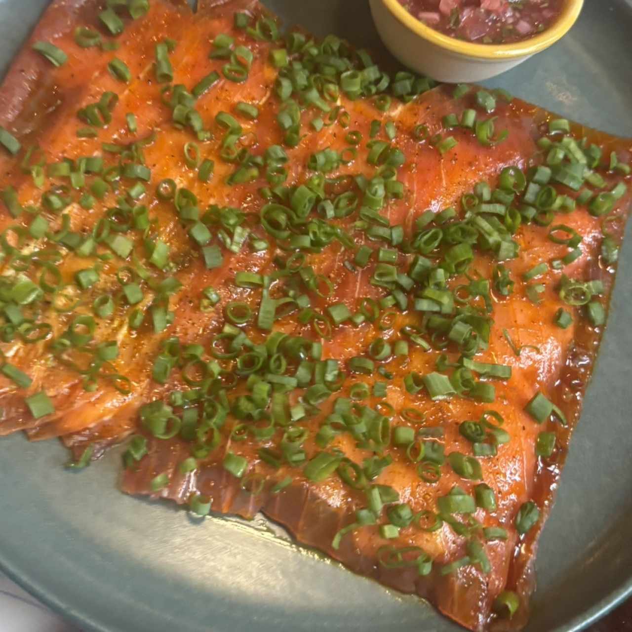 Yuca Tostada con Carpaccio de Atun
