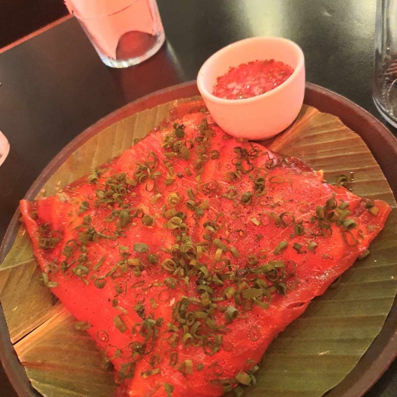 Yuca tostada con Carpaccio de Atún y ceviche de cebollas