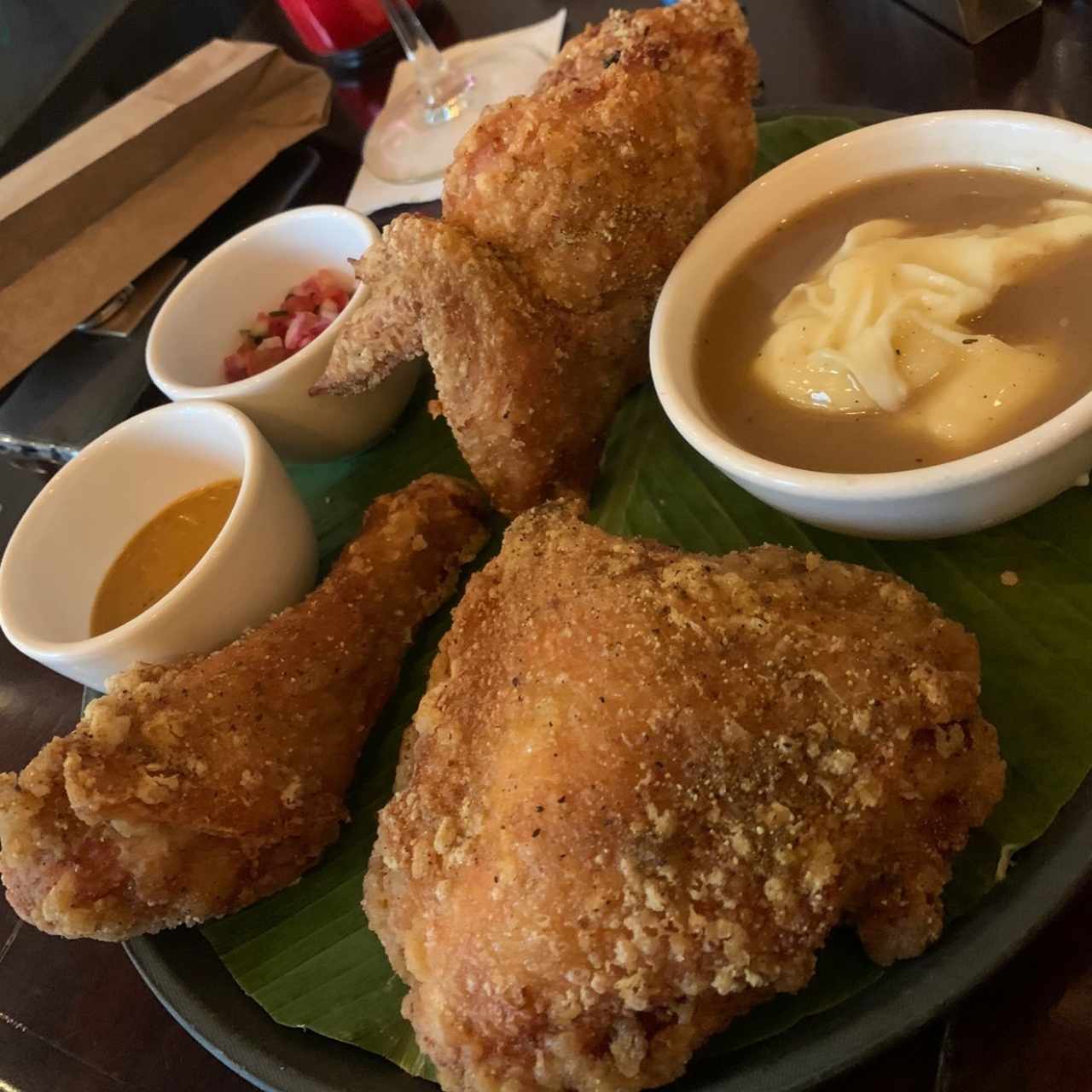 Pollo Frito con Puré y Gravy