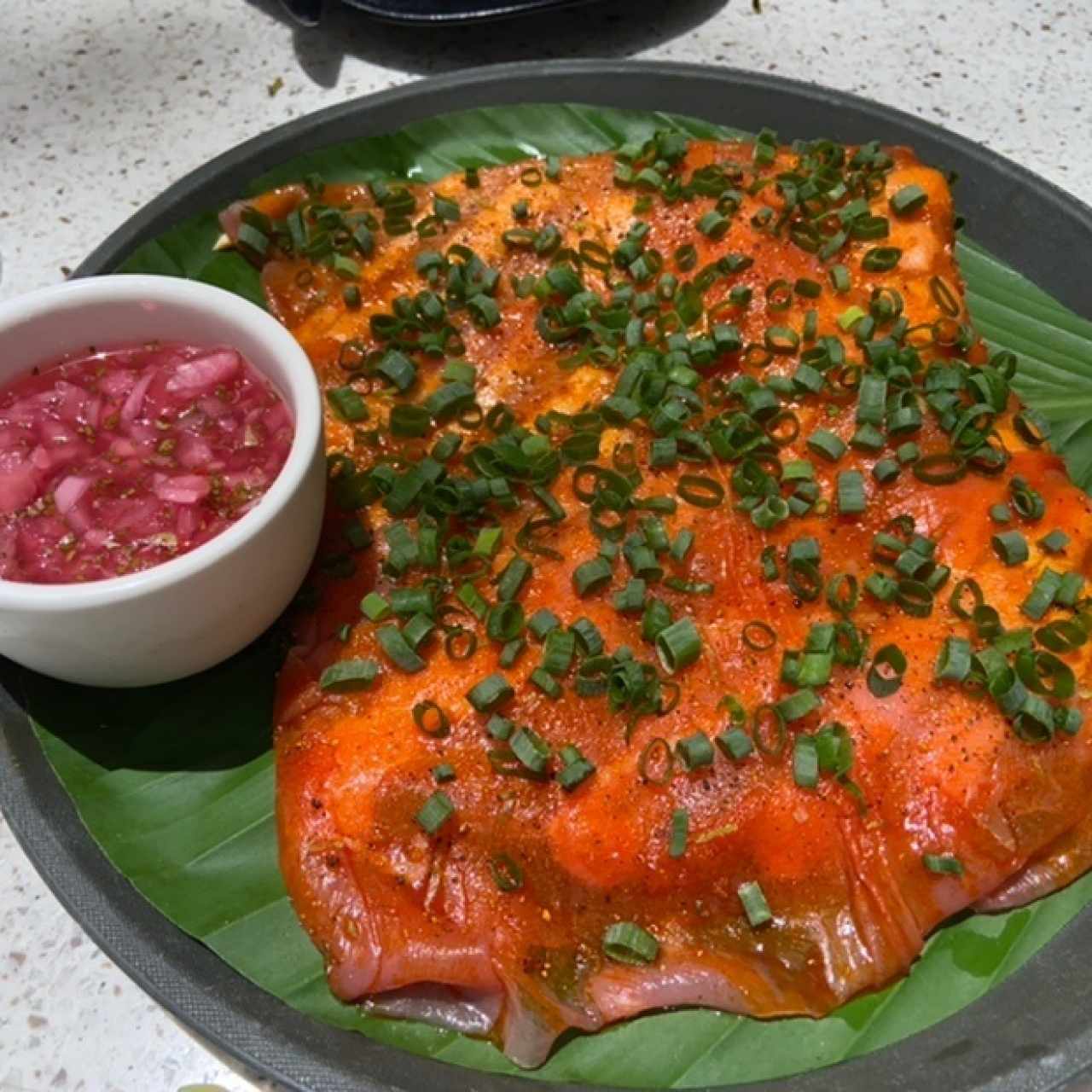 Yuca tostada de carpaccio de atún