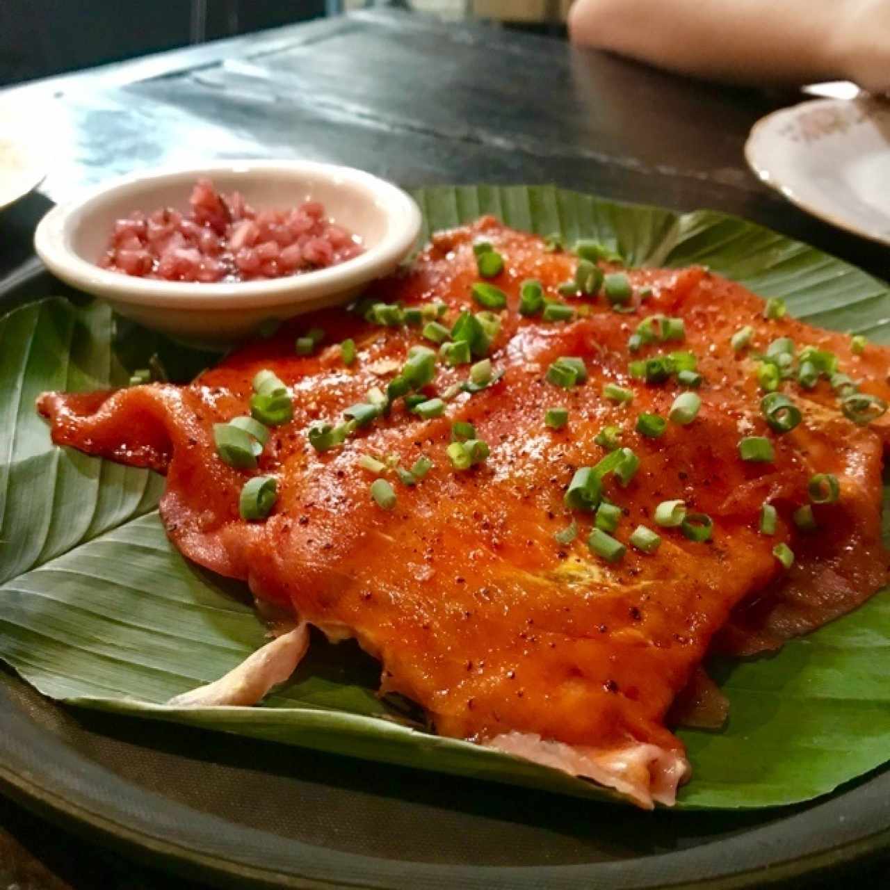 yuca tostada y carpaccio de atún