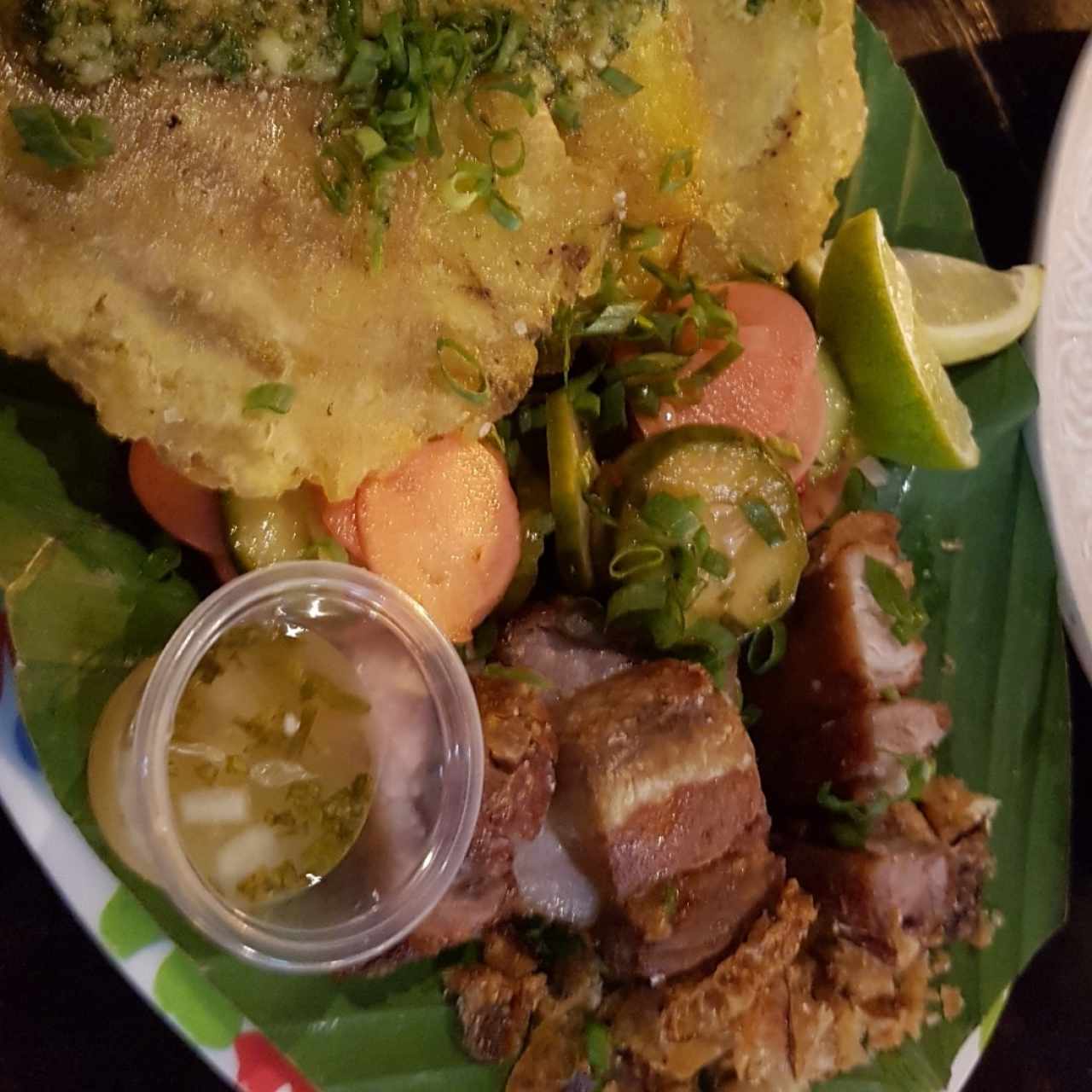 chicharron de puerco ahumado con patacones al ajillo