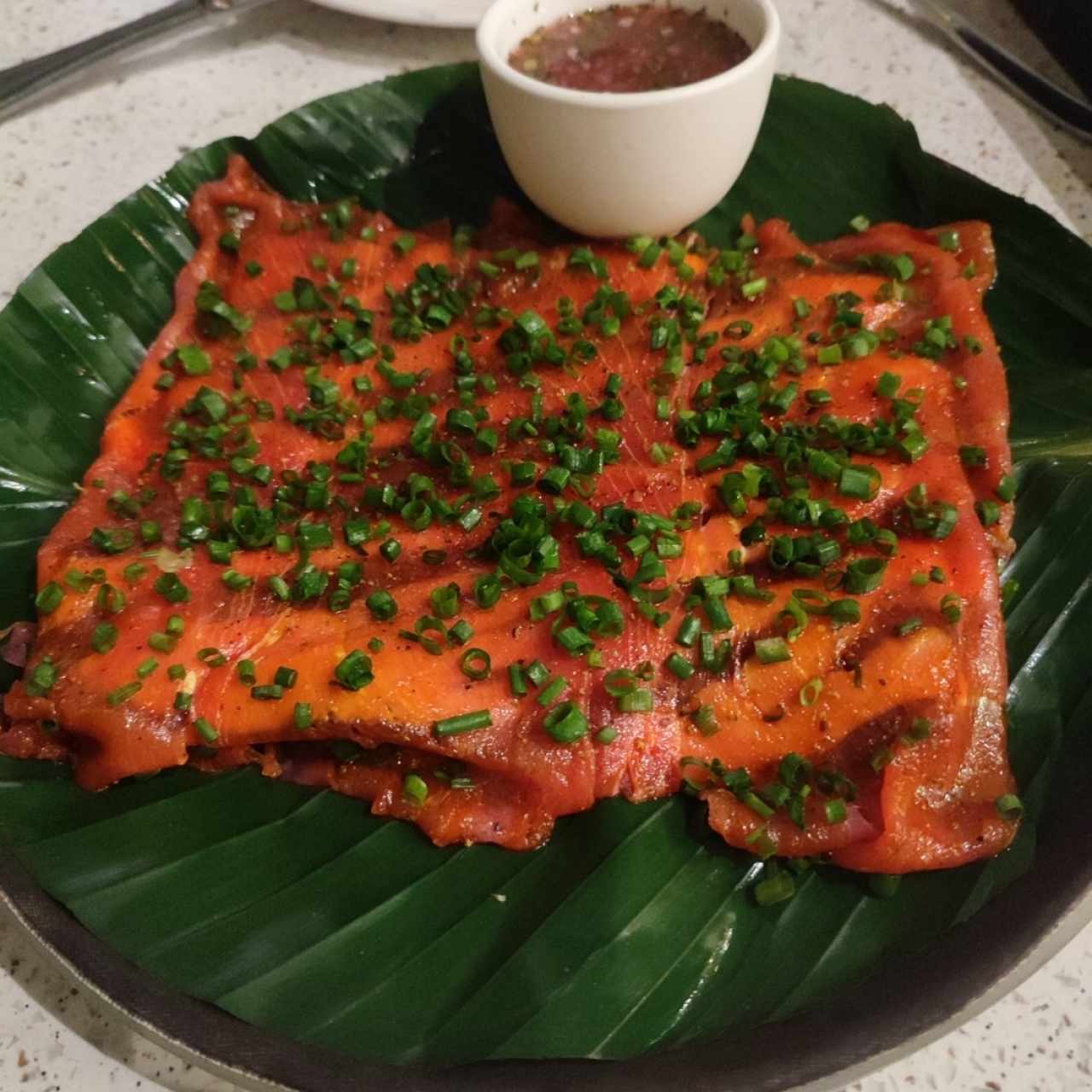 yuca tostada y carpaccio de atún