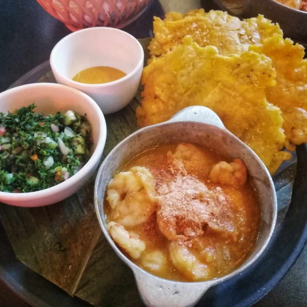 Camarones Caribeños con Patacones y Ensalada de perejil