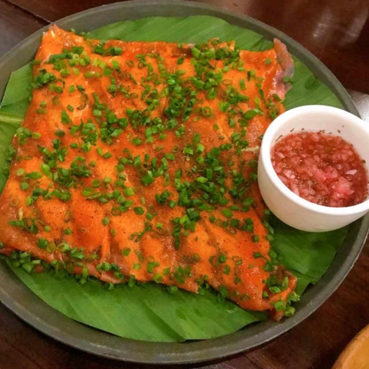 Yuca tostada con carpaccio de atun