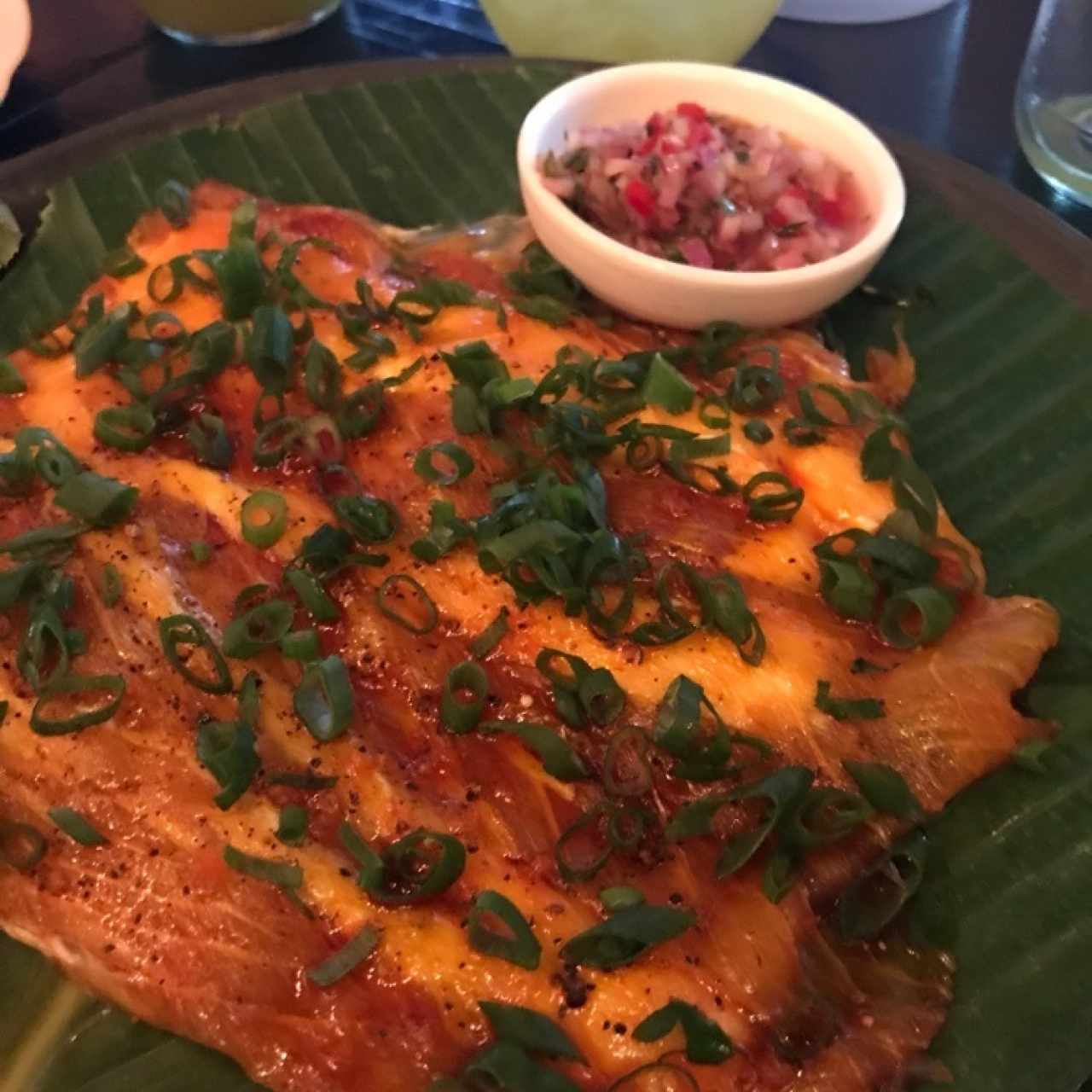 Carpacho de róbalo sobre yuca frita