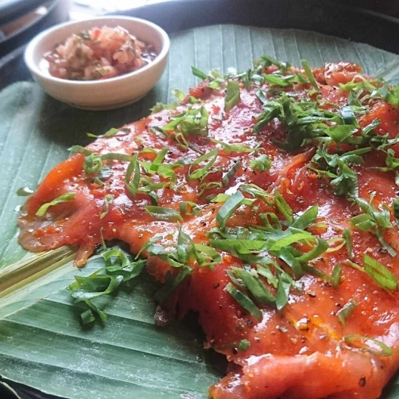 Yuca de tostada, carpaccio de atún, mayonesa japonesa y ceviche de cebolla