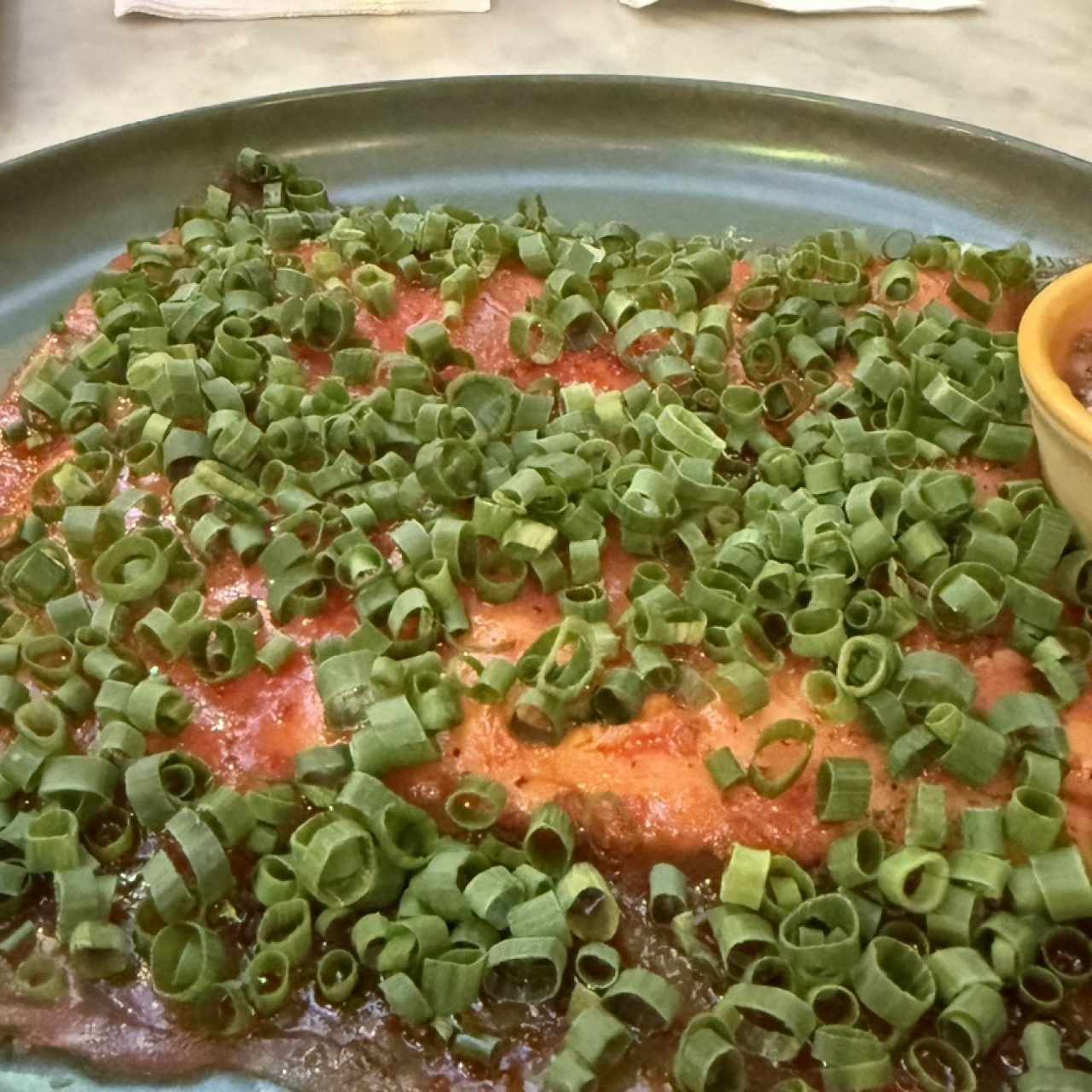 Yuca Tostada con Carpaccio de Atun