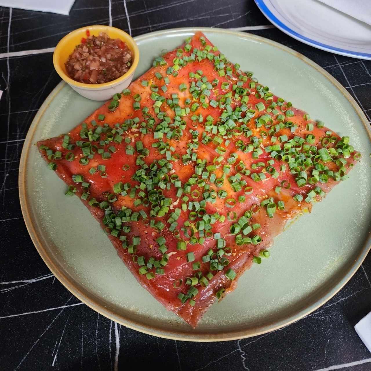 Yuca Tostada con Carpaccio de Atun