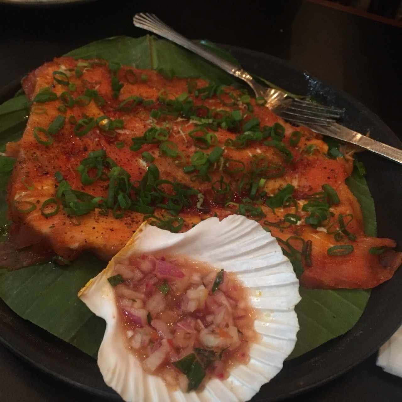 Yuca tostada de carpaccio de atún con ceviche de cebollas