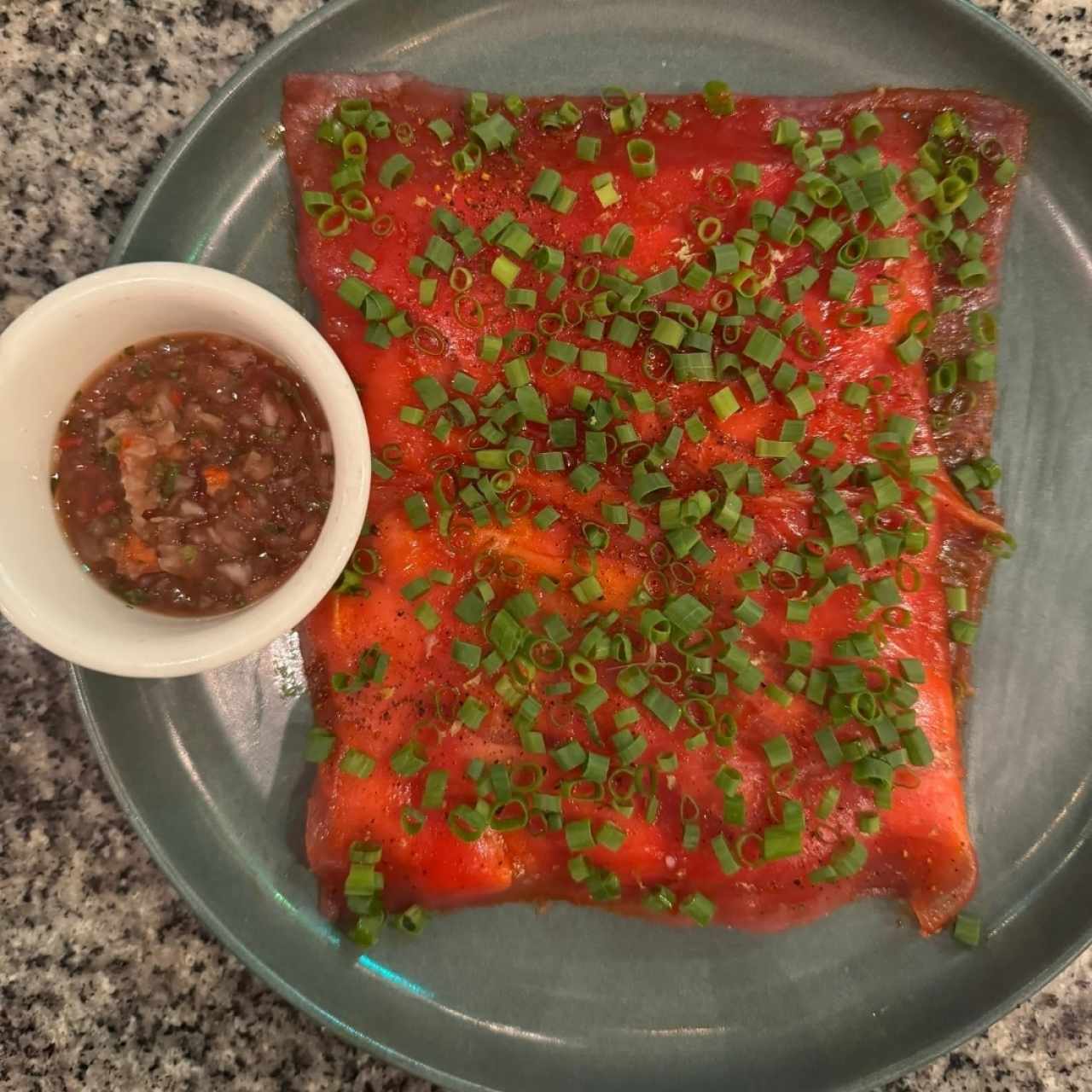 Yuca Tostada con Carpaccio de Atun