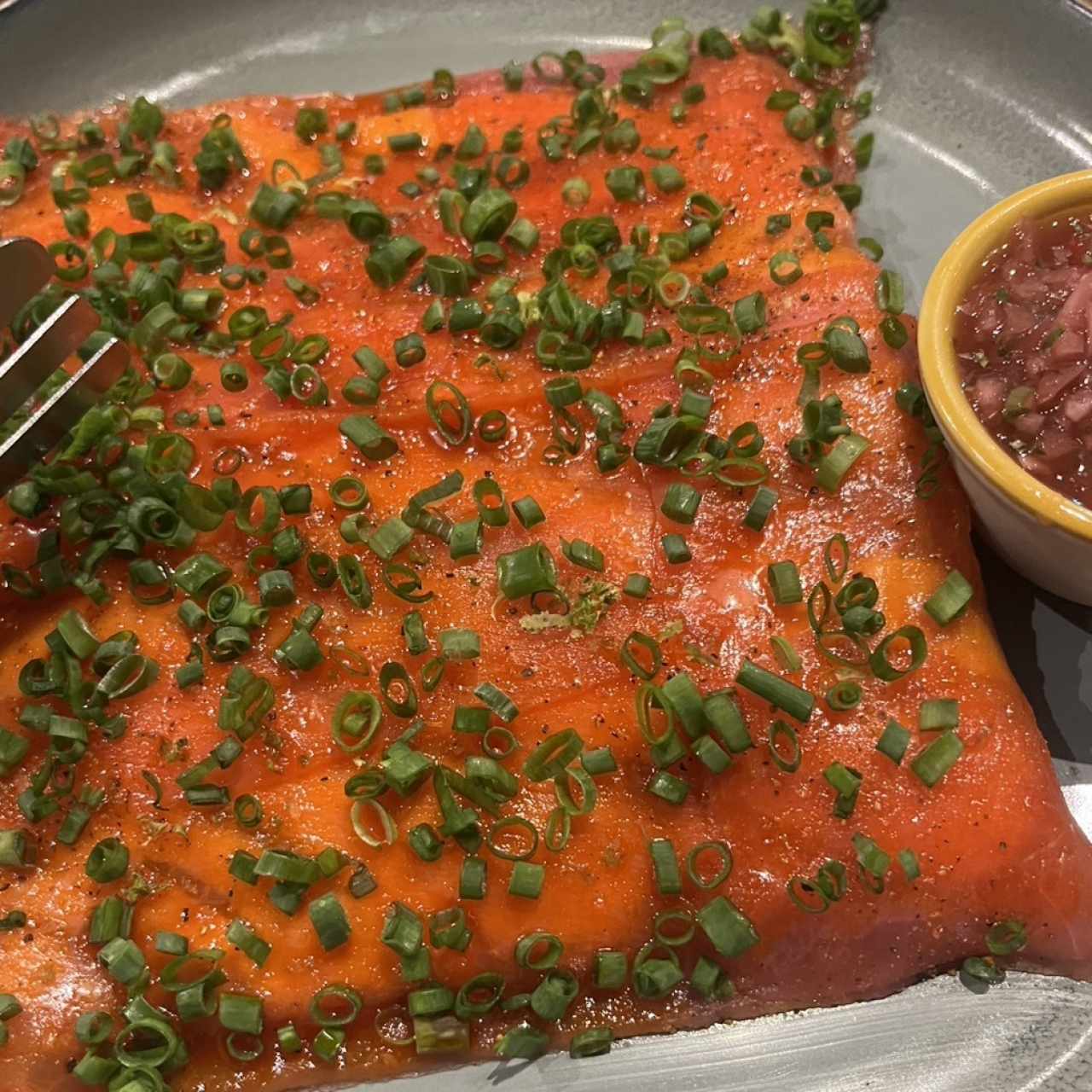 Yuca Tostada con Carpaccio de Atun