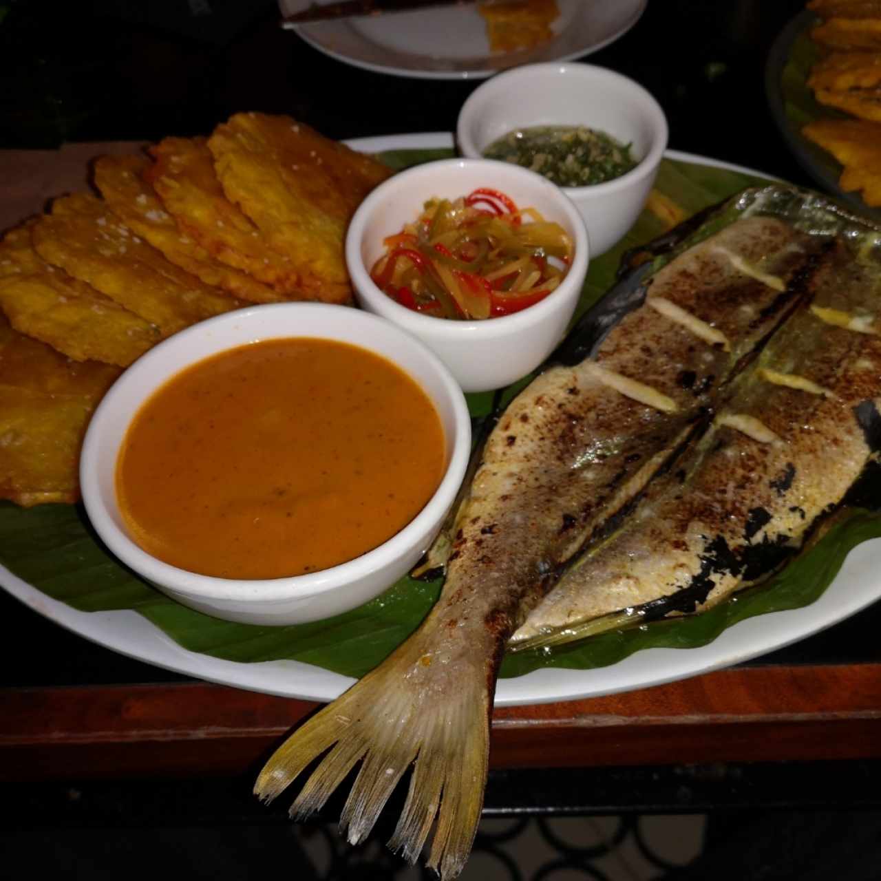 Corvina con patacones, tamal de olla y escabeche