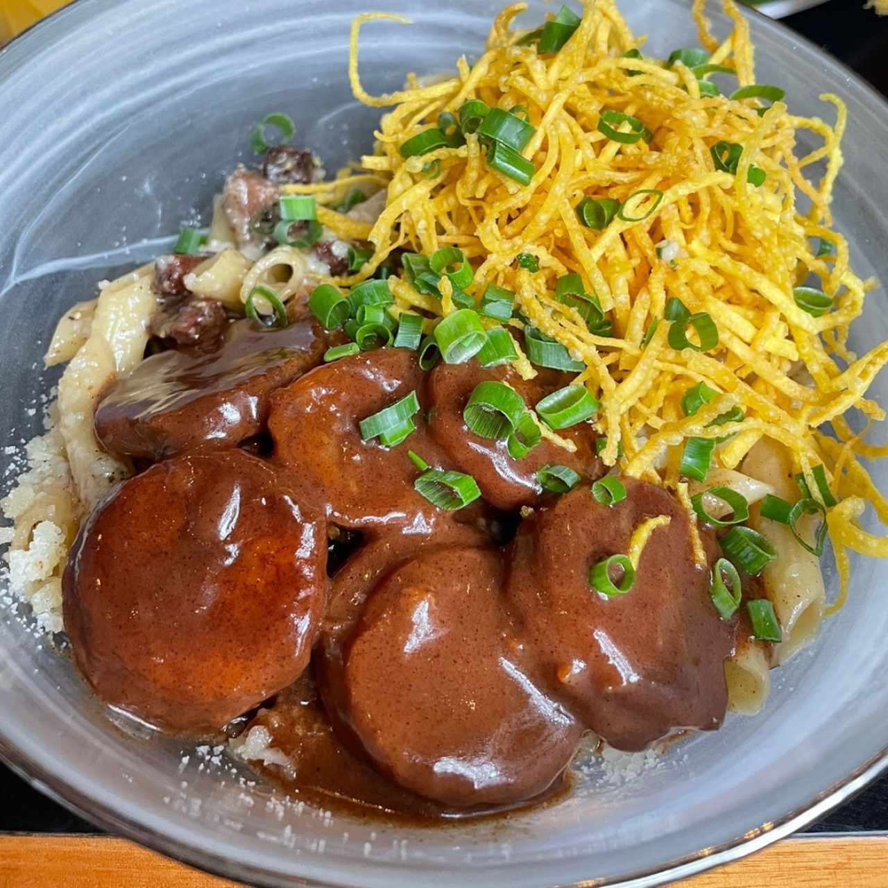 cacio e pepe, lengua de res, platano en tentación y wanton frito