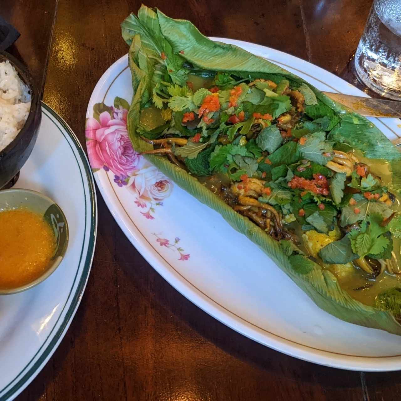 pesca del dia al curry y arañitas, servido con arroz y pifia