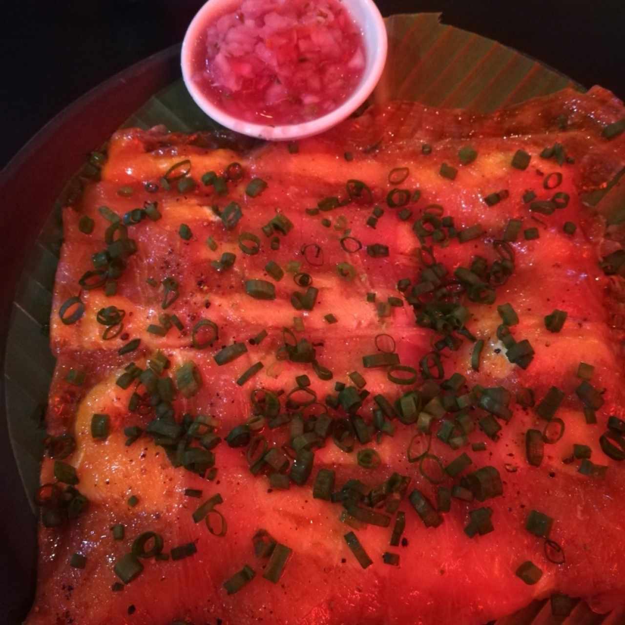 Yuca tostada con Carpaccio de Atún y ceviche de Cebolla