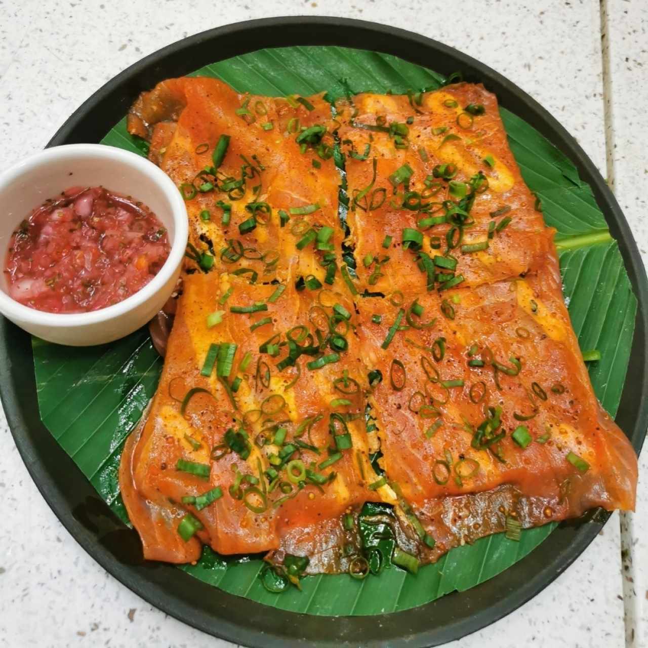 Yuca tostada con carpaccio de atún y ceviche de cebolla.