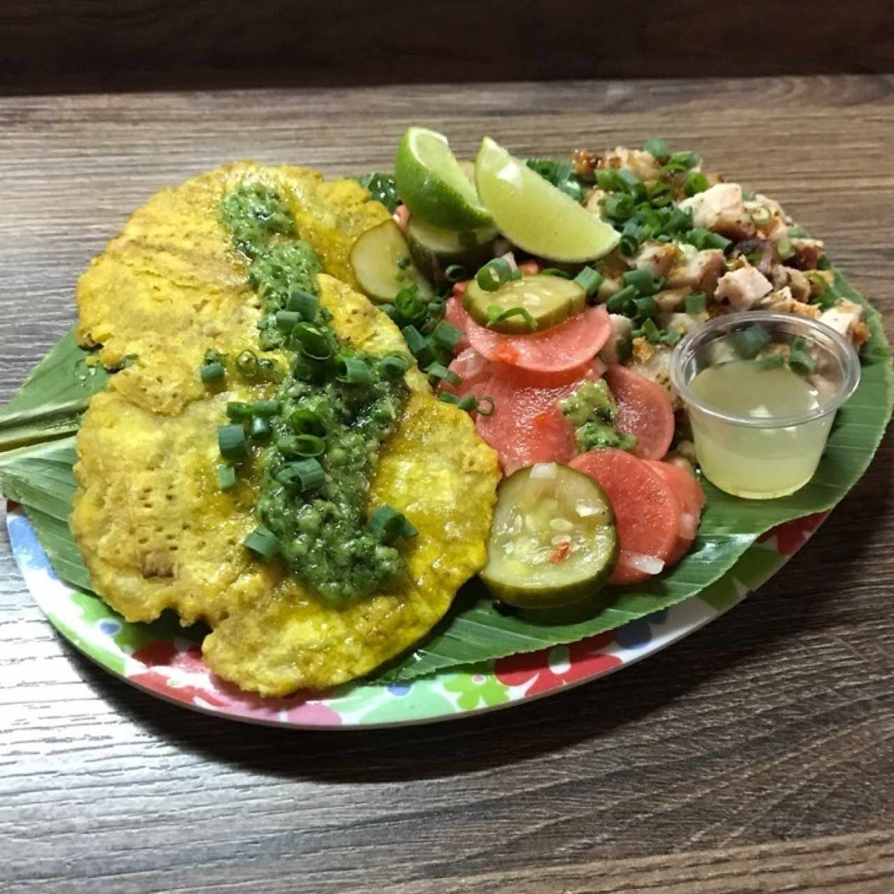 Chicharrones con patacones al ajillo 