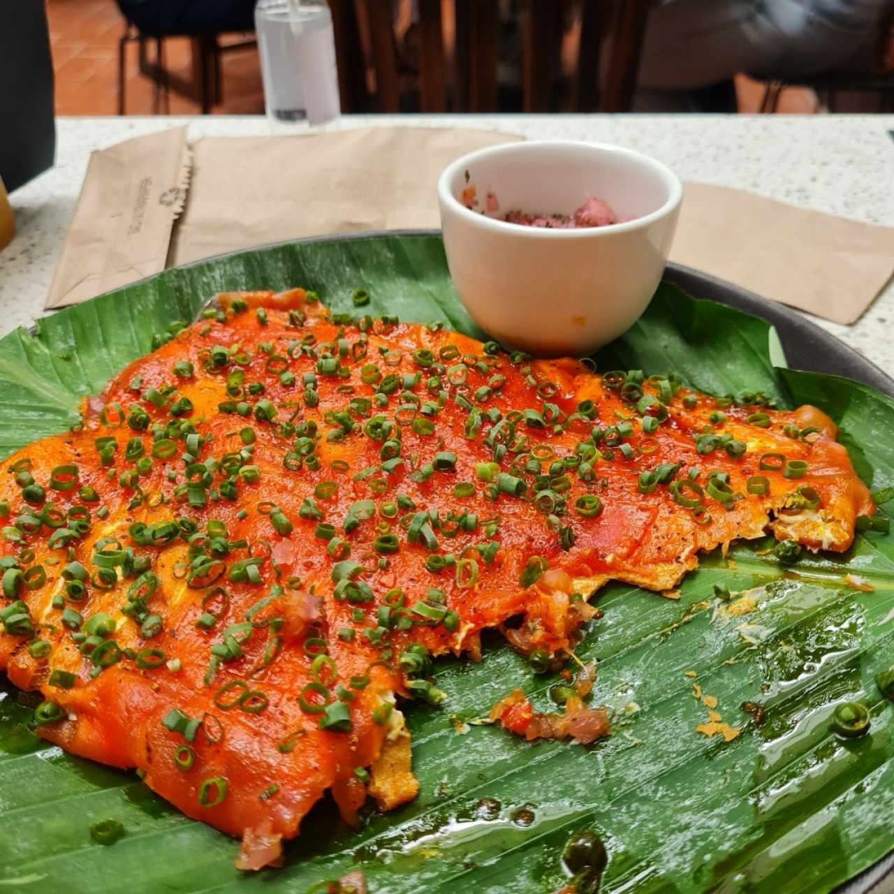 Carpacio de atún en yuca frita con ceviche de cebolla