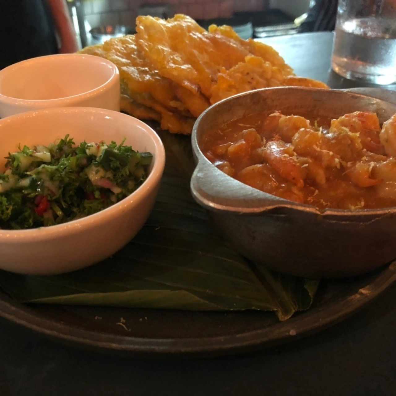 Camarones al Ajillo con Patacones