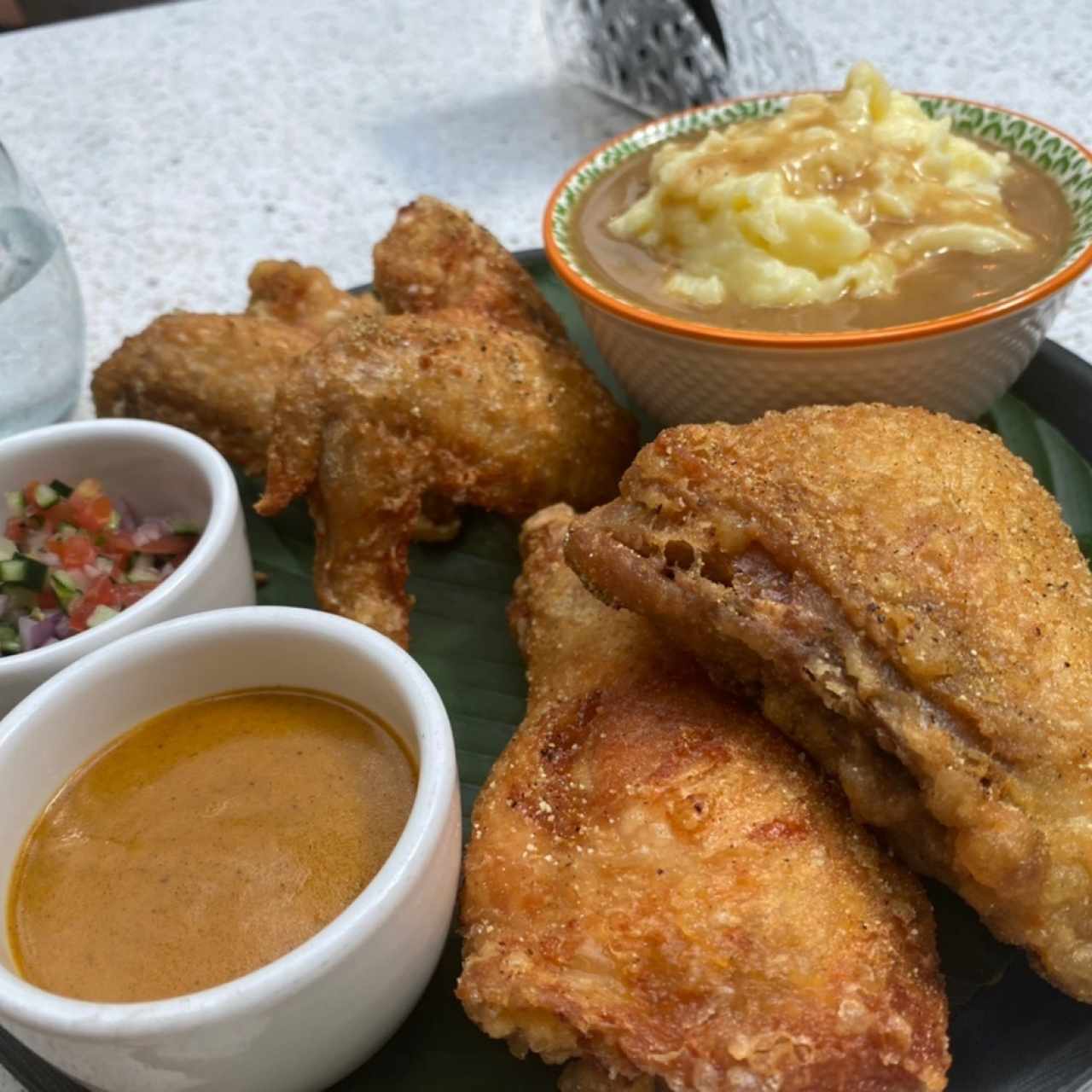 Pollo frito + Puré de papa con gravy + Salsa Buffalo