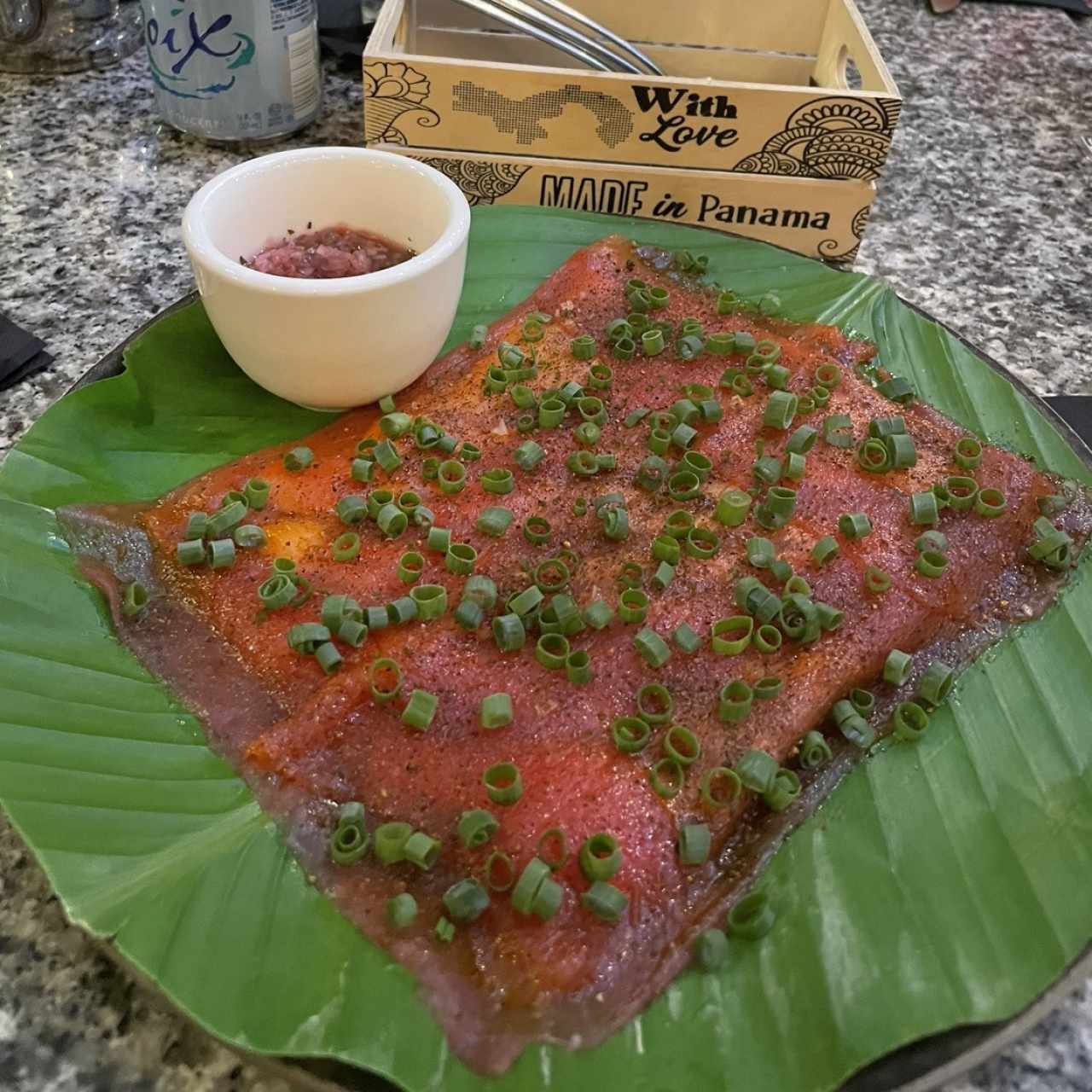 Yuca Tostada con Carpaccio de Atun