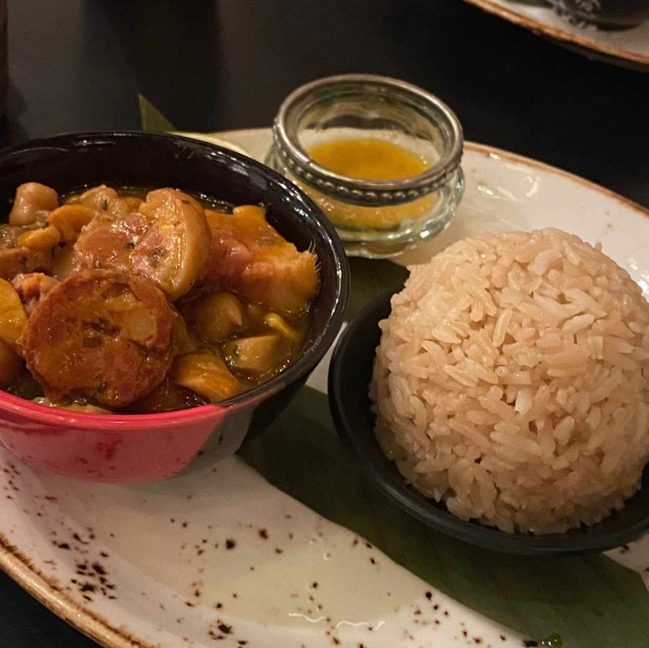 Chorizo, mondongo, patitas y arroz con coco