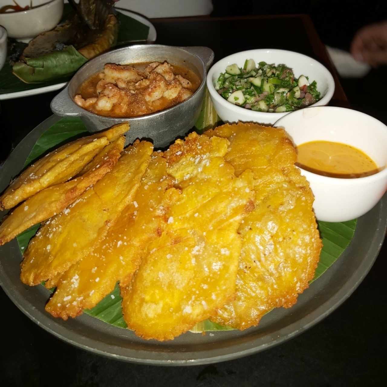 Camarones a la caribeña con patacones y ensalada de perejil