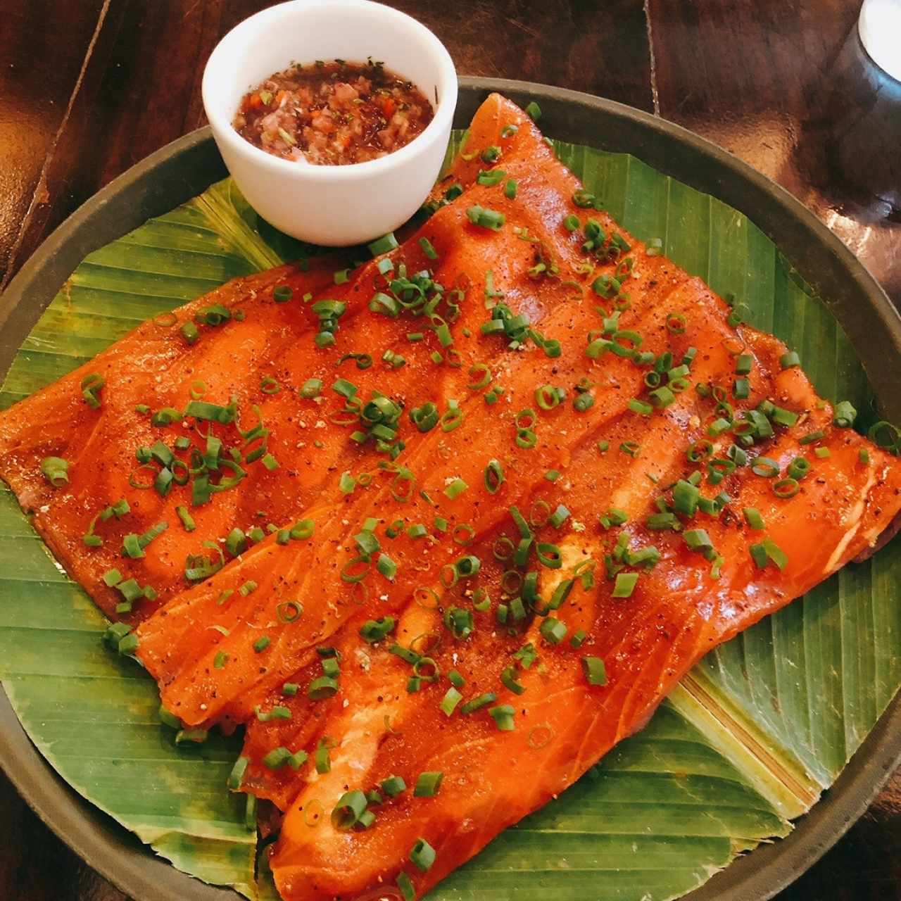 Carpaccio de atún con yuka tostada y ceviche de cebolla