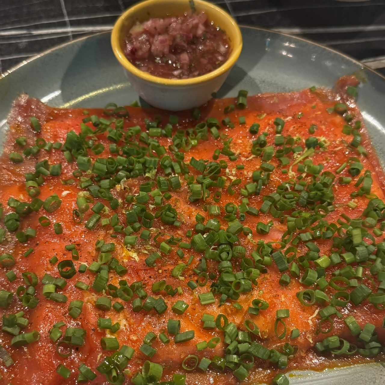 Yuca Tostada con Carpaccio de Atun