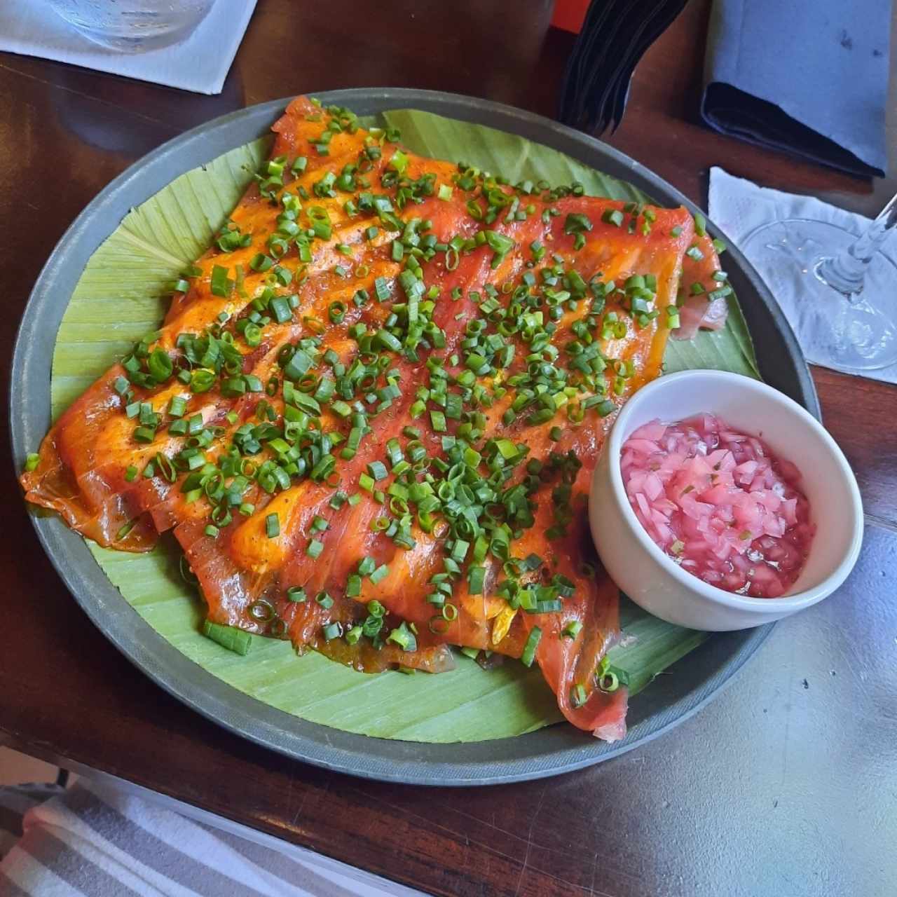 Yuca tostada con carpaccio de atun