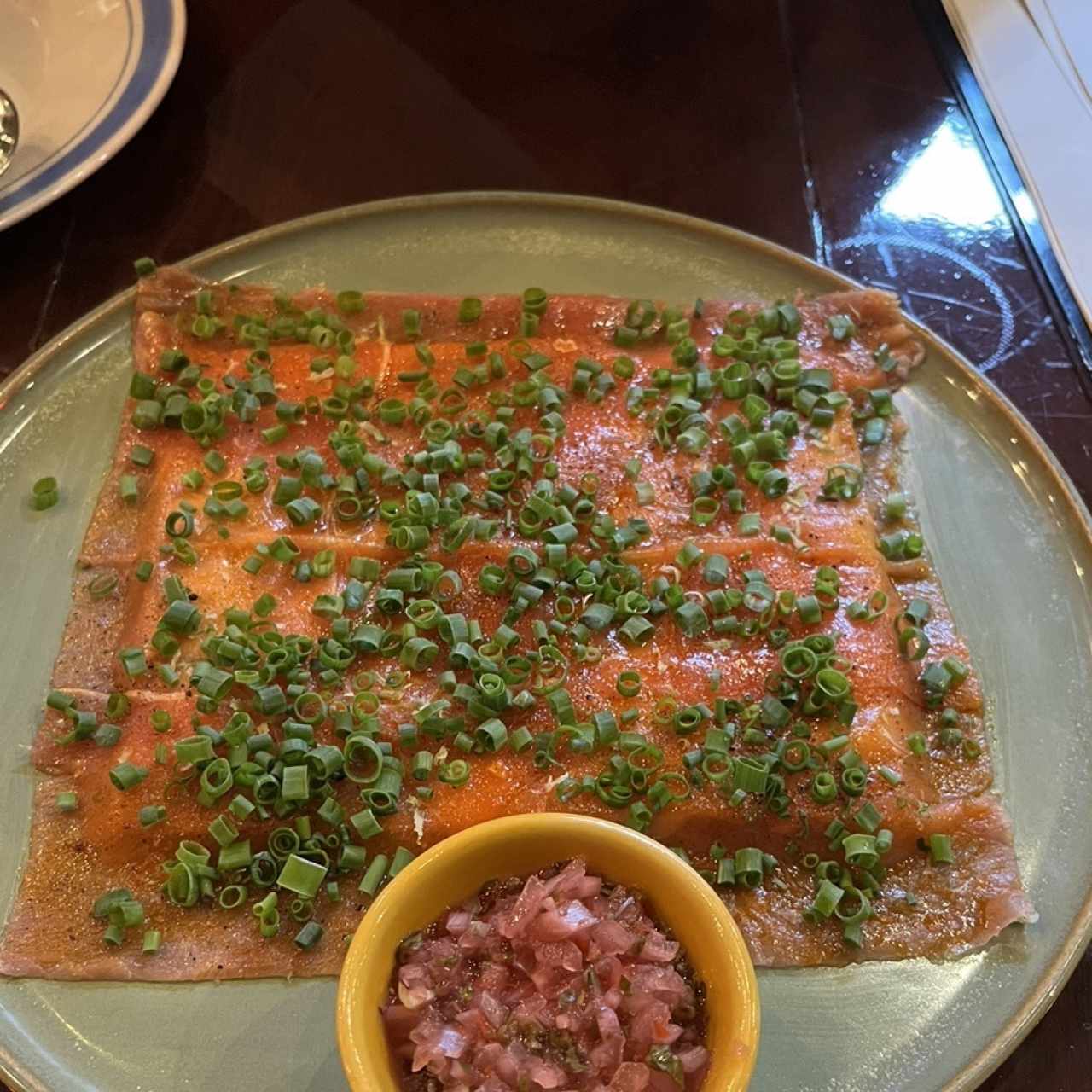 Yuca Tostada con Carpaccio de Atun