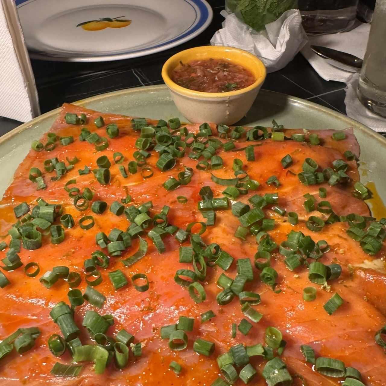 Yuca Tostada con Carpaccio de Atun