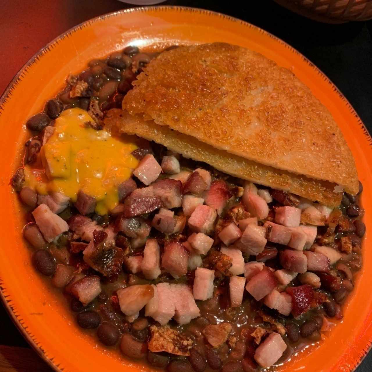 concolón sexy con frijoles y puerco