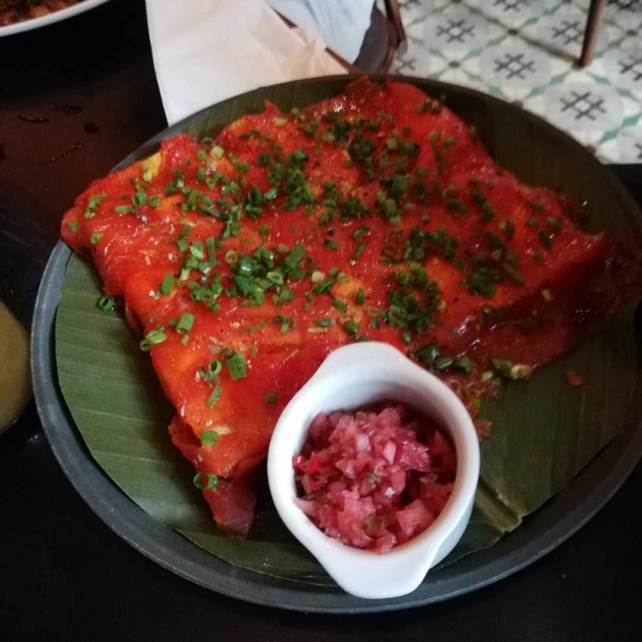 Carpacio sobre cama de yucas y ceviche. 