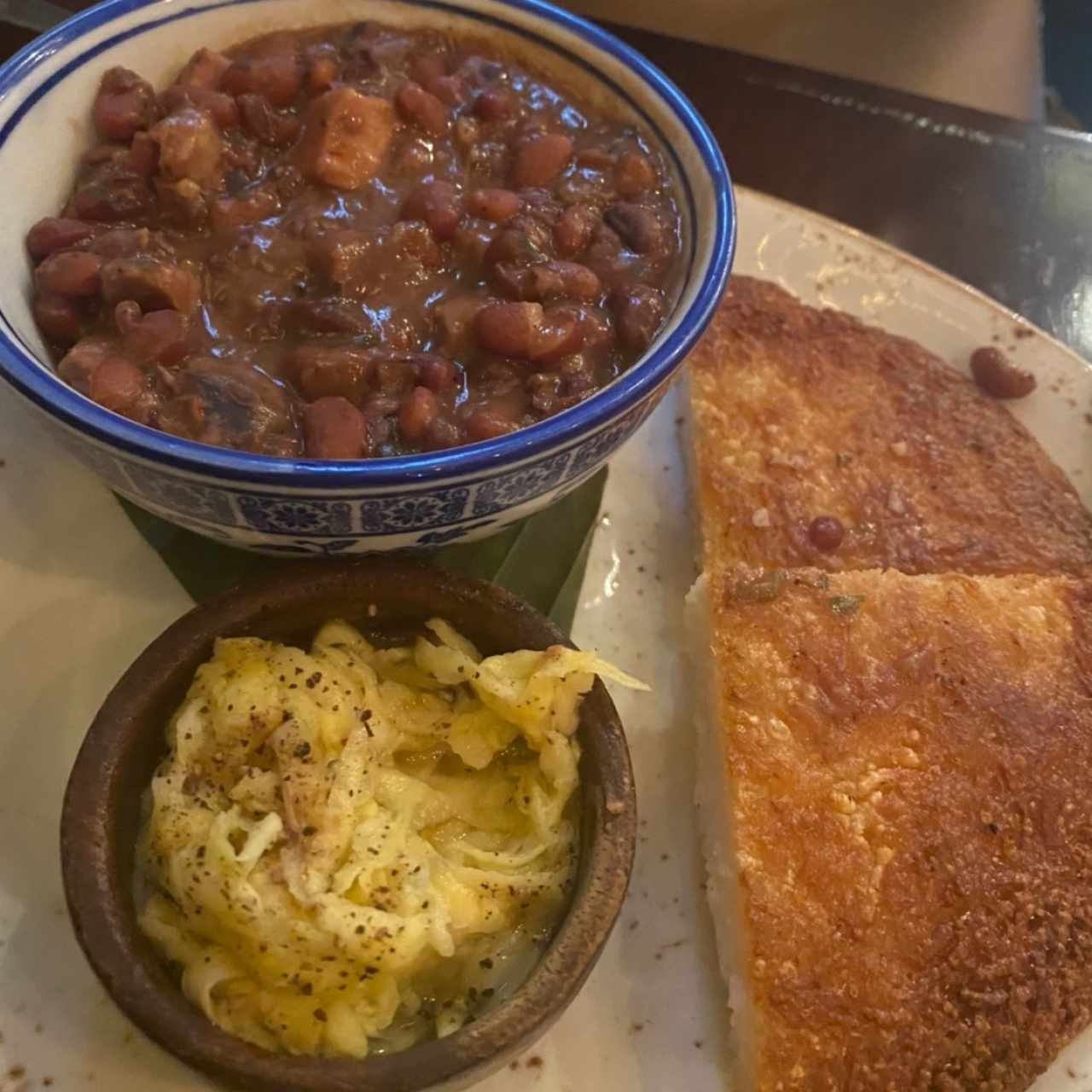 Concolon + frijoles con puerco + ensaladita de mango